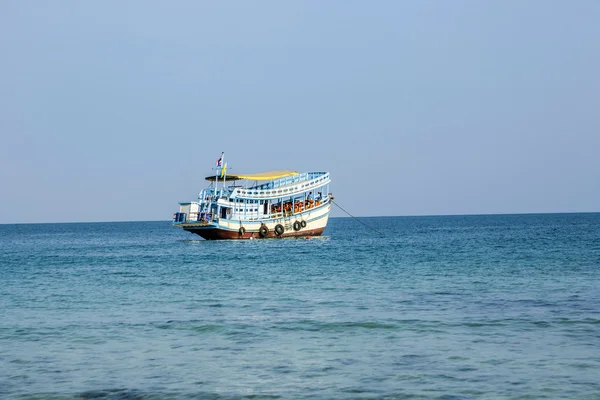 Old wooden ferry boat brings tourists to the small island of Koh — Stock Photo, Image