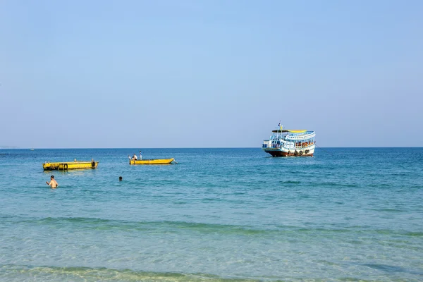 Velho barco de balsa de madeira traz turistas para a pequena ilha de Koh — Fotografia de Stock