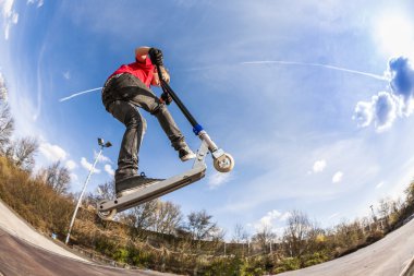 Çocuk bir scooter ile atlama