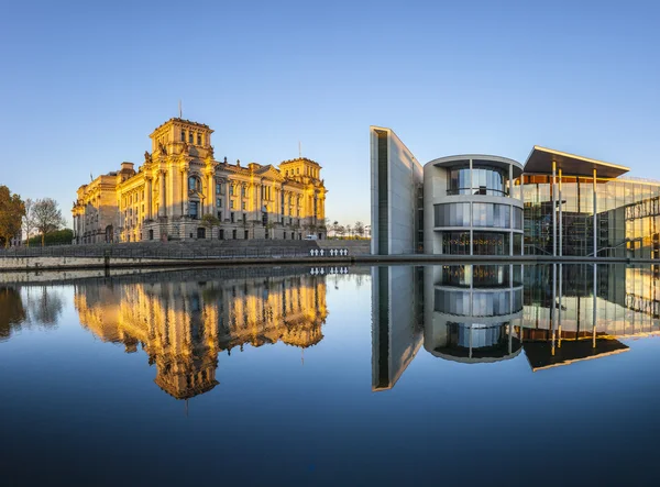 Reichstag mit Besinnung in spree, berlin — Stockfoto