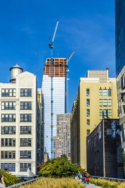 Straßenblick auf die Nachbarschaft Midtown mit Baustelle — Stockfoto