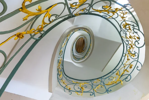 Escalier en colimaçon dans une vieille maison — Photo