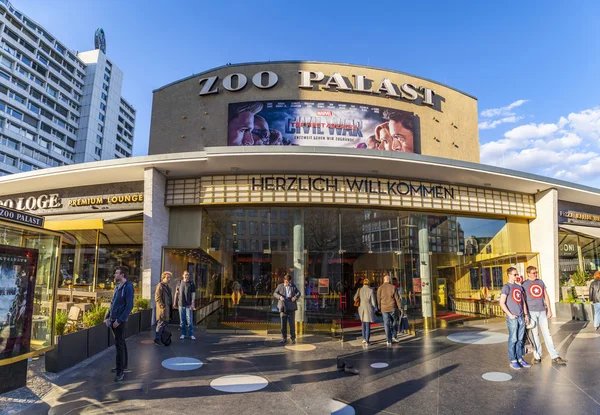 Pessoas no cinema estreia Zoológico Palast em Berlim — Fotografia de Stock