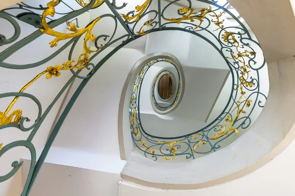 Escalera de caracol en una casa antigua — Foto de Stock