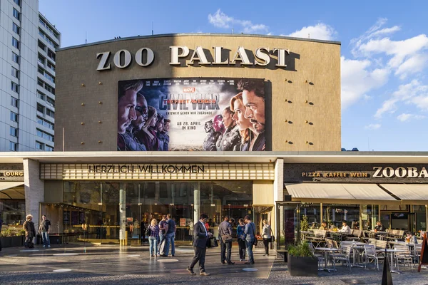 Människor på premiere bio Zoo Palast i Berlin — Stockfoto