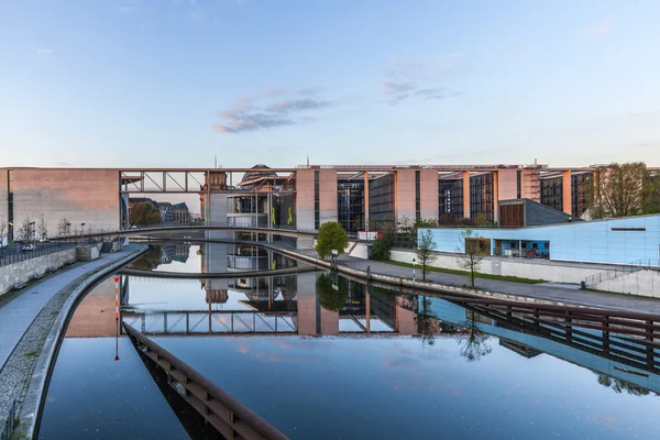 The Marie-Elisabeth-Lueders-Haus and skybridge in Berlin's gover — Stock Photo, Image