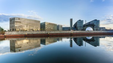 panoramik nehir Spree ve Berlin'in ana tren istasyonu için