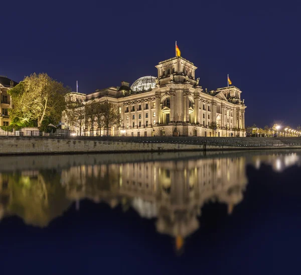 El Reichstag alemán de noche con reflejo en el río Spree —  Fotos de Stock