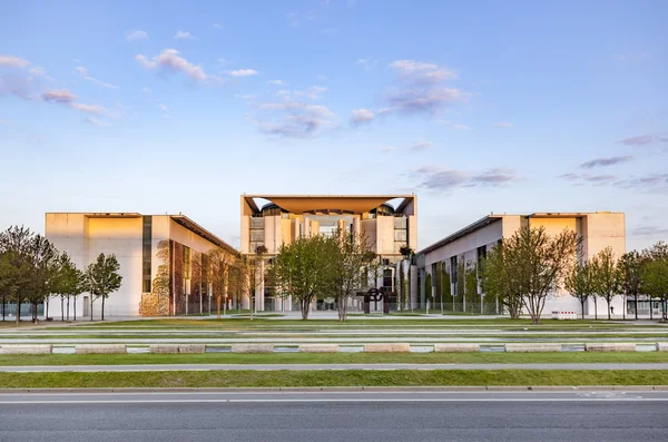 The Bundeskanzleramt (Немецкий для Федеральной канцелярии) in sunris — стоковое фото