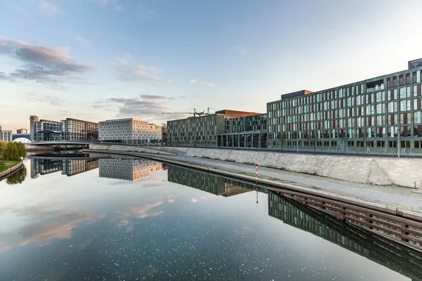 Řeka Spréva a kancelářské budovy německého parlamentu v Berl — Stock fotografie