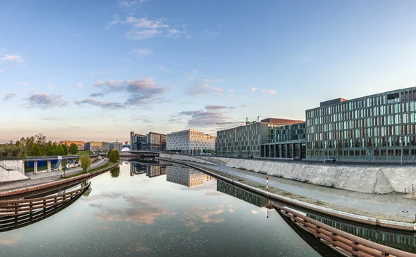 Řeka Spree a kancelářského stavitelství německého parlamentu-berli — Stock fotografie