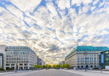 Otel Adlon Kempinski, Unter den Linden caddesinde