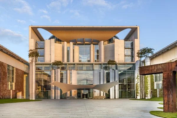 Le Bundeskanzleramt (en allemand pour la chancellerie fédérale) à sunris — Photo