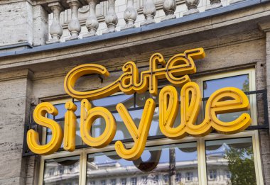 kafe Sybille de neon işareti.