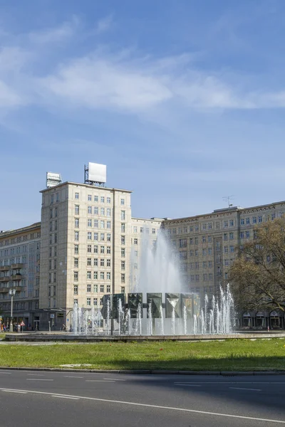 Fontän vid Strausberger Place vid Karl Marx Alley — Stockfoto