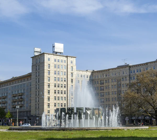 Fontein bij Strausberger place bij Karl Marx Alley — Stockfoto