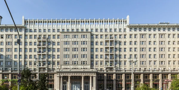Fasader av gamla socialistiska Gdr eran lägenhet byggnader på Karl Mar — Stockfoto