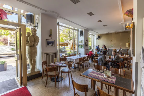 La gente disfruta de la cafetería en el café Sybille . —  Fotos de Stock