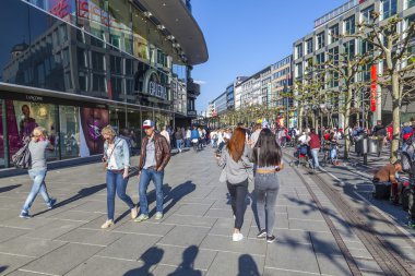 insanlar zeil öğle Frankfurt'ta yürüyüş