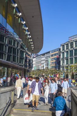 insanlar zeil öğle Frankfurt'ta yürüyüş