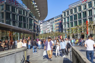 insanlar zeil öğle Frankfurt'ta yürüyüş