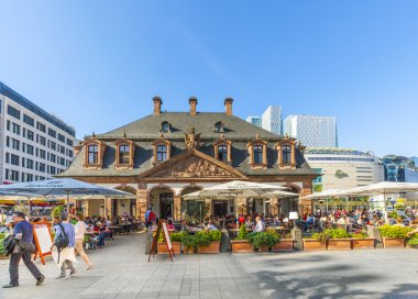 insanlar güneşli gün Frankfurt'ta Hauptwache kafede zevk