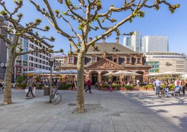 insanlar güneşli gün Frankfurt'ta Hauptwache kafede zevk