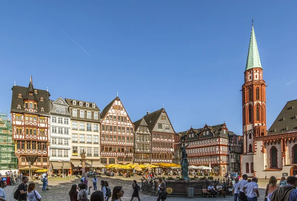 Roemerberg'deki insanlar, doğuda yarı ahşap evler 