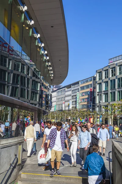 La gente camina por el Zeil en el mediodía en Frankfurt — Foto de Stock