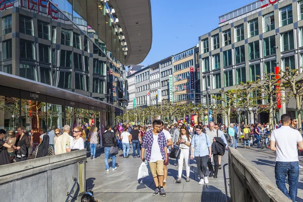 As pessoas caminham ao longo do Zeil no meio-dia em Frankfurt — Fotografia de Stock