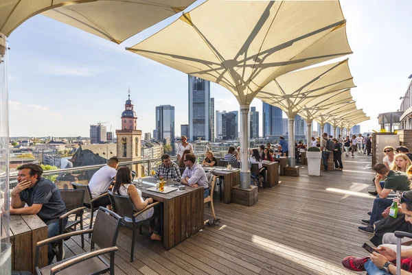 People enjoy the view from the panorama platform to the skyline — Stock Photo, Image