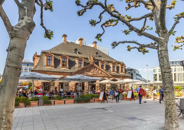 People enjoy the sunny day in Frankfurt at cafe Hauptwache — Stock Photo, Image