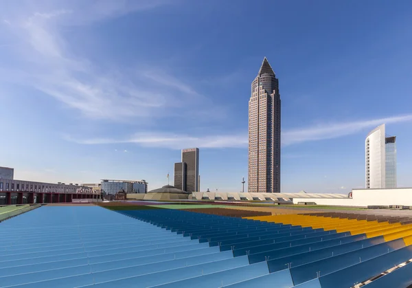 Handla rättvist Tower Messeturm och Marriott hotel bredvid hat — Stockfoto