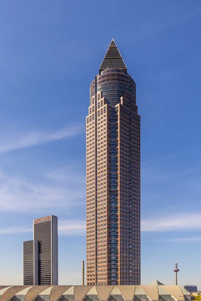 Handla rättvist Tower Messeturm och Marriott hotel bredvid hat — Stockfoto