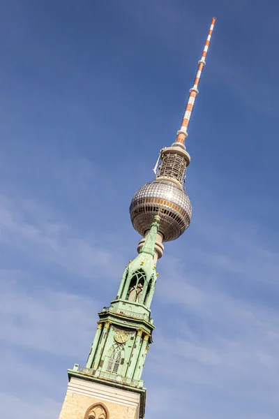 Církev a televizní věž v berlin alexanderplatz — Stock fotografie