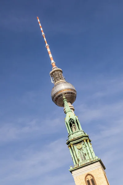 Kirche und Fernsehturm am berlin, alexanderplatz — Stockfoto