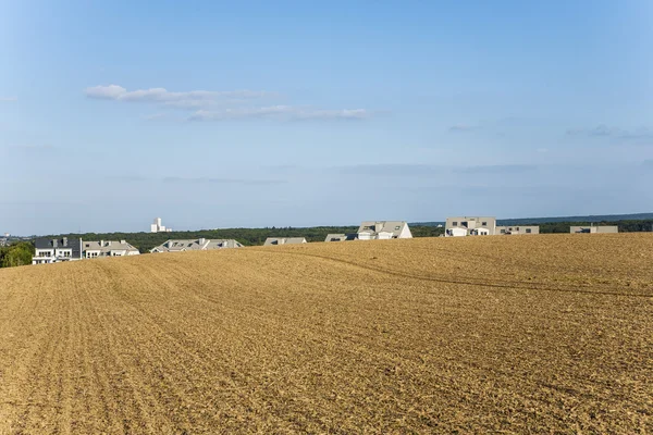 Nieuw gebouwde huisvesting gebied in rurale landschap w — Stockfoto