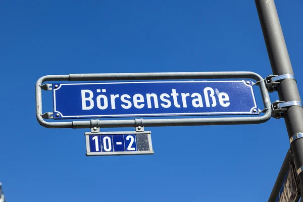 Straßenname Börsenstraße unter blauem Himmel — Stockfoto