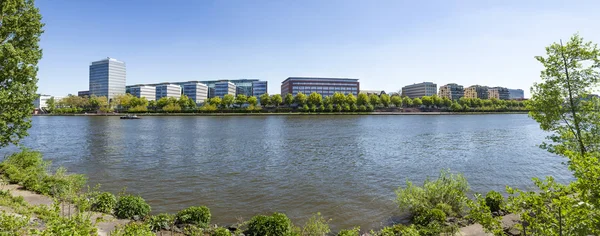 Vista a las principales orillas del río en Frankfurt en la zona del puerto oeste —  Fotos de Stock