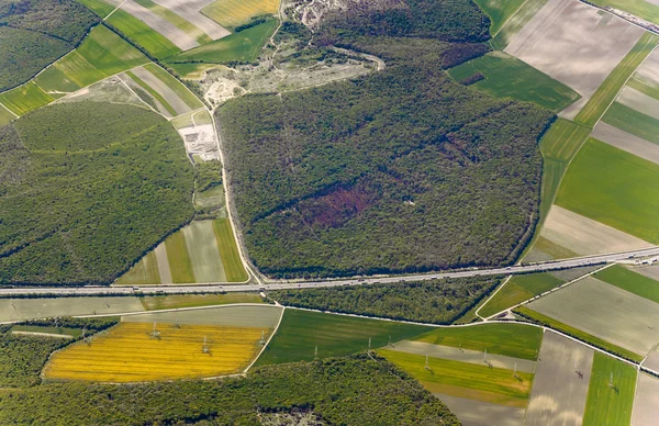 Widok krajobrazu rolniczego z autostrady w Wiedniu — Zdjęcie stockowe