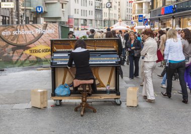 ünlü klasik piyanist Soryang piyano pedestr içinde çalıyor.