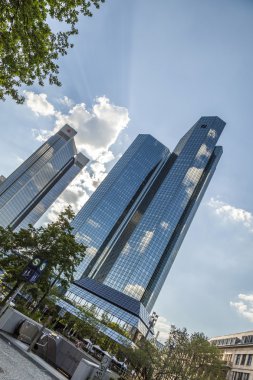 Alt görünümü 155 metre yüksekliğindeki Deutsche Bank ikiz kuleleri