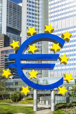 Güneşli bir günde Euro tabelası, Frankfurt am Main, Almanya