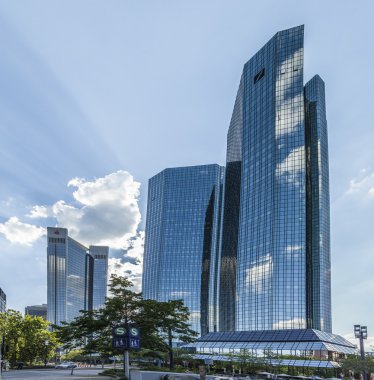 Alt görünümü 155 metre yüksekliğindeki Deutsche Bank ikiz kuleleri