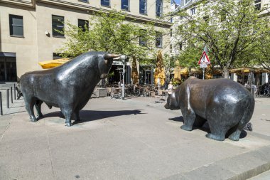 frankfurt Borsası, ayı ve boğa heykelleri