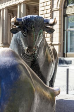 frankfurt Borsası, ayı ve boğa heykelleri