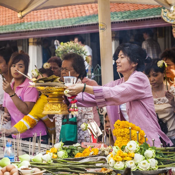 人们享受在曼谷大王宫的供品 — 图库照片