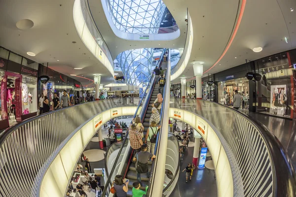 La gente disfruta del famoso centro comercial moderno MyZeil — Foto de Stock