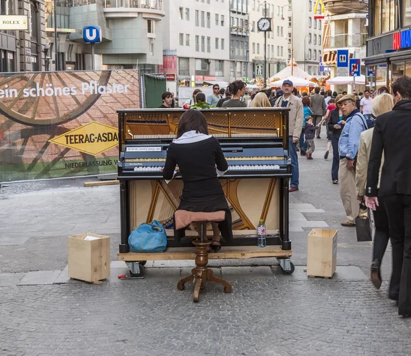 Ünlü klasik piyanist Soryang piyano pedestr içinde çalıyor. — Stok fotoğraf