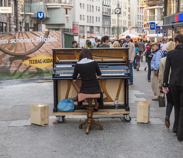 Il famoso pianista classico SoRyang suona il pianoforte in piedistallo — Foto Stock